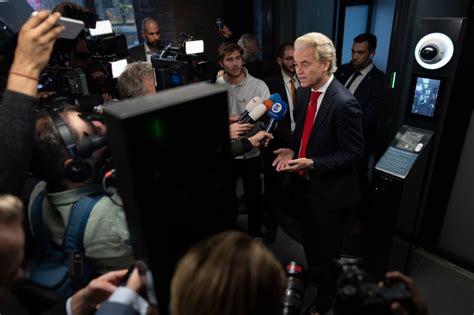 Netherlands’ longtime ruling party rules out deal with Wilders